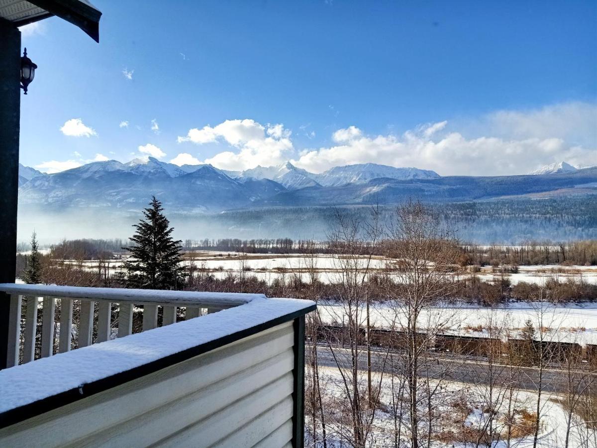 2Mins To Town, Ac & Sauna, Self Check-In, Full Kitchen, Free Laundry & Parking, Family Pet Friendly, Comfortably Sleeps Up To 10 Golden Exterior photo