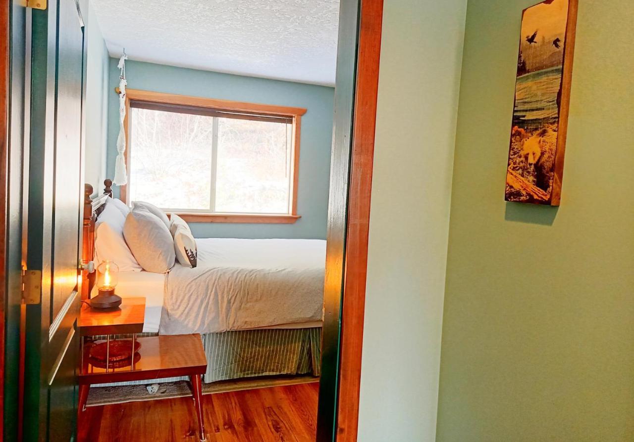 2Mins To Town, Ac & Sauna, Self Check-In, Full Kitchen, Free Laundry & Parking, Family Pet Friendly, Comfortably Sleeps Up To 10 Golden Exterior photo