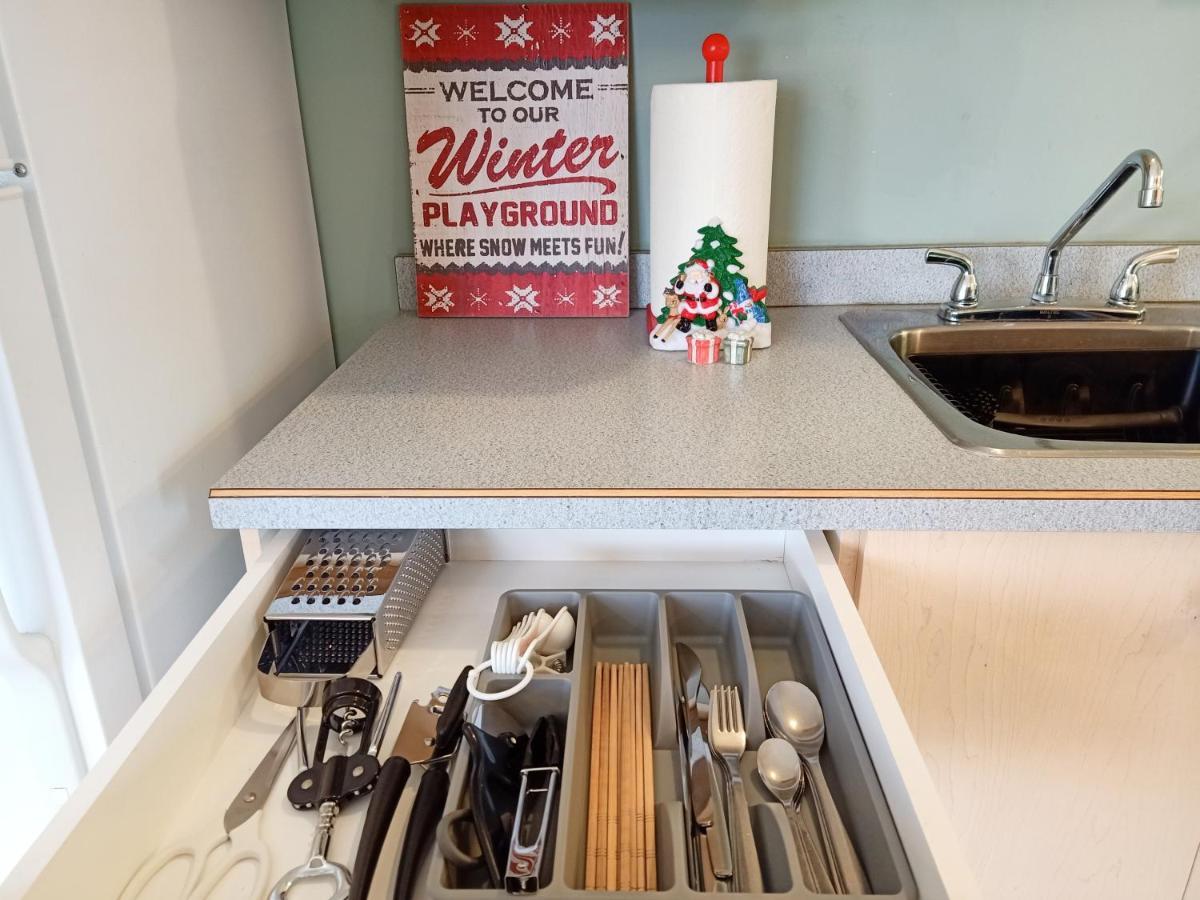 2Mins To Town, Ac & Sauna, Self Check-In, Full Kitchen, Free Laundry & Parking, Family Pet Friendly, Comfortably Sleeps Up To 10 Golden Exterior photo