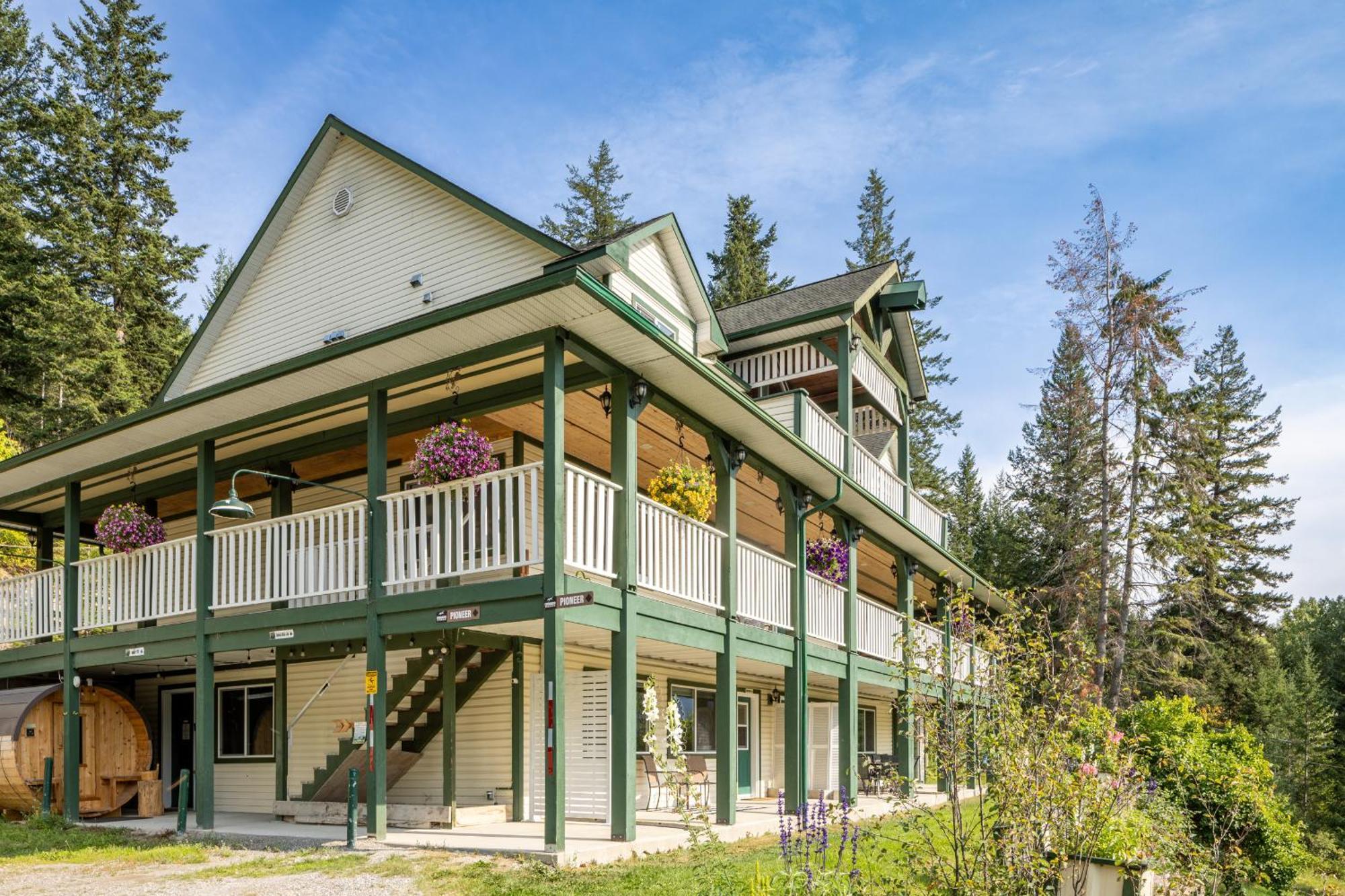2Mins To Town, Ac & Sauna, Self Check-In, Full Kitchen, Free Laundry & Parking, Family Pet Friendly, Comfortably Sleeps Up To 10 Golden Exterior photo