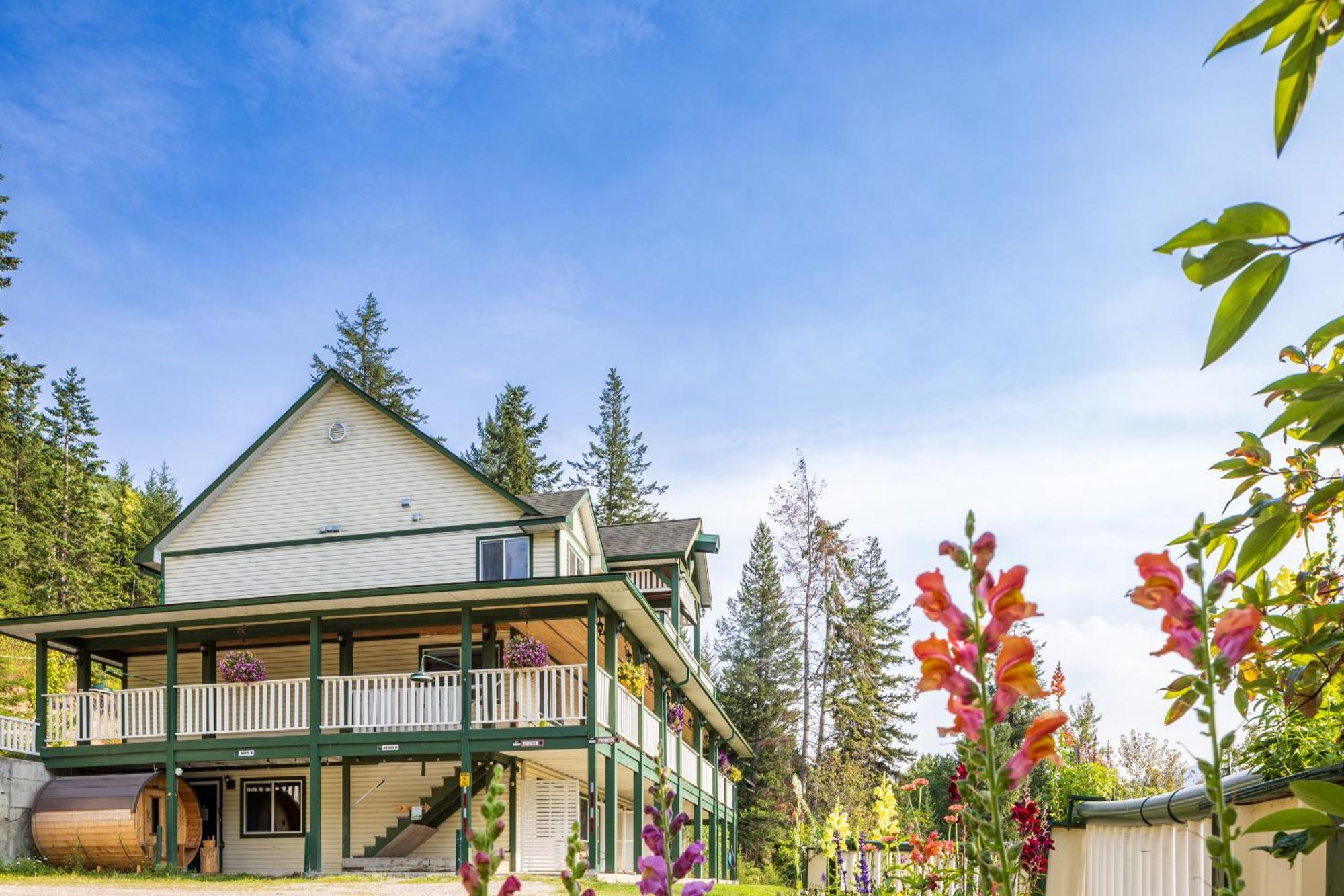 2Mins To Town, Ac & Sauna, Self Check-In, Full Kitchen, Free Laundry & Parking, Family Pet Friendly, Comfortably Sleeps Up To 10 Golden Exterior photo