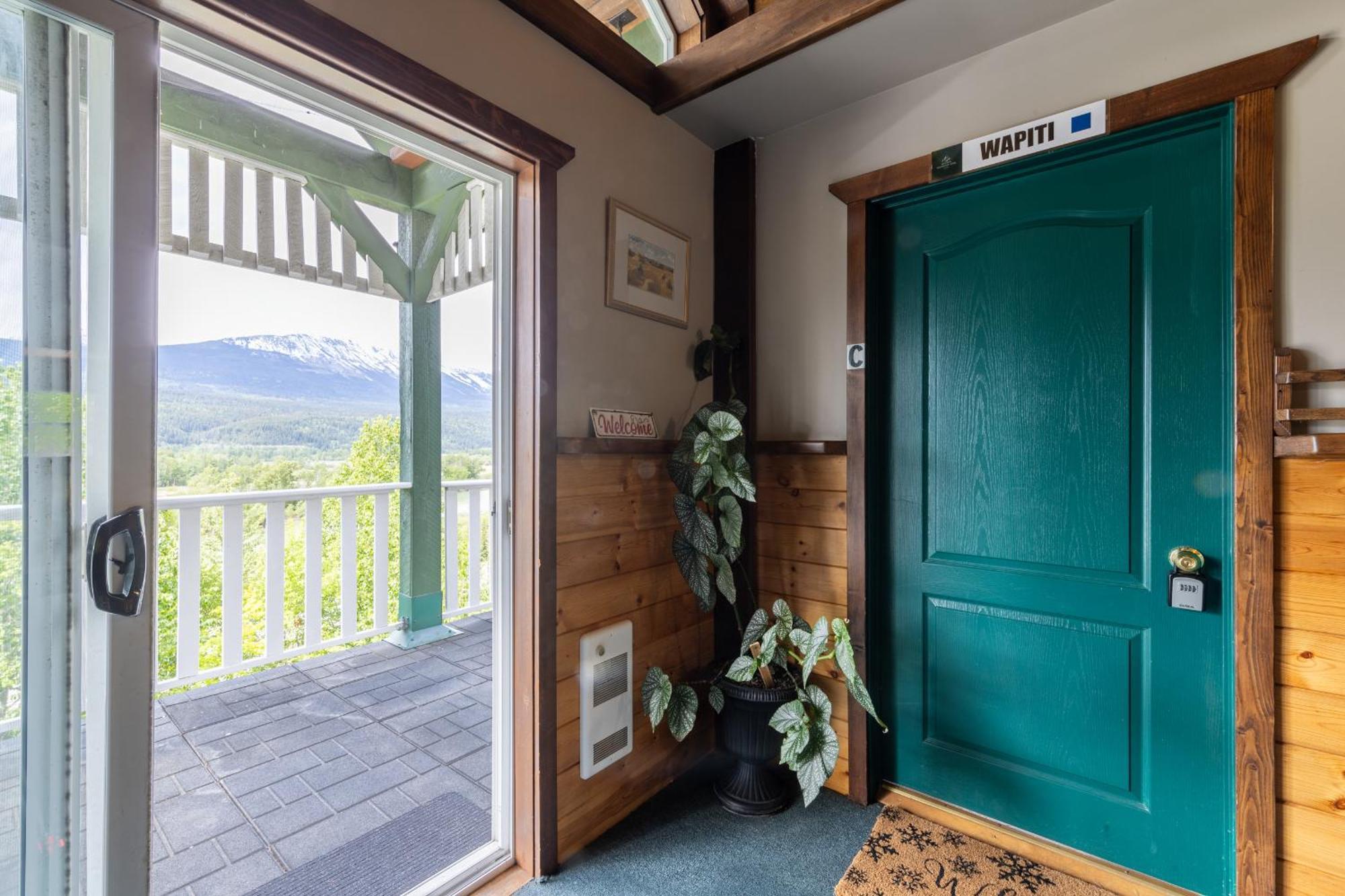 2Mins To Town, Ac & Sauna, Self Check-In, Full Kitchen, Free Laundry & Parking, Family Pet Friendly, Comfortably Sleeps Up To 10 Golden Exterior photo