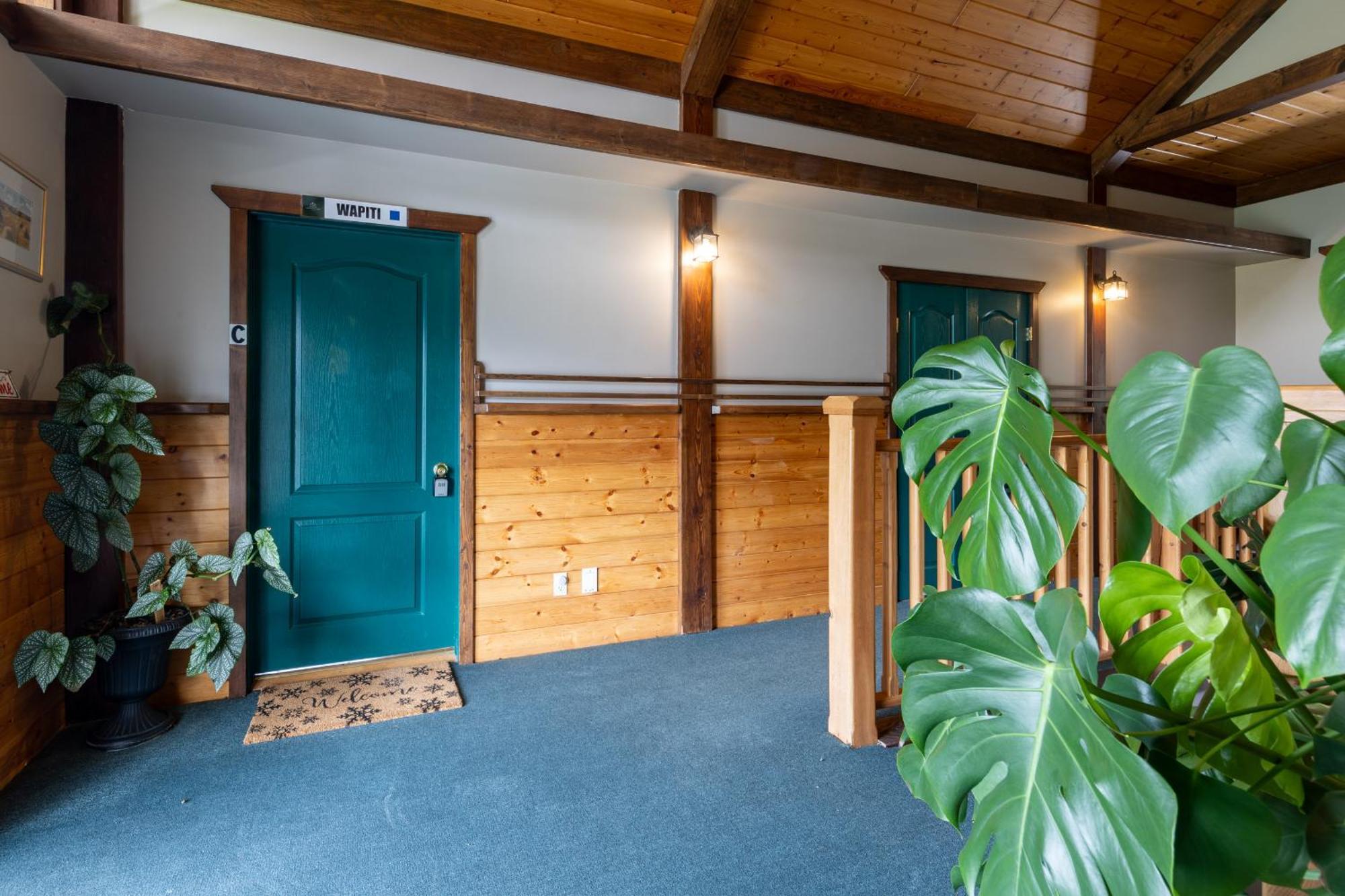 2Mins To Town, Ac & Sauna, Self Check-In, Full Kitchen, Free Laundry & Parking, Family Pet Friendly, Comfortably Sleeps Up To 10 Golden Exterior photo