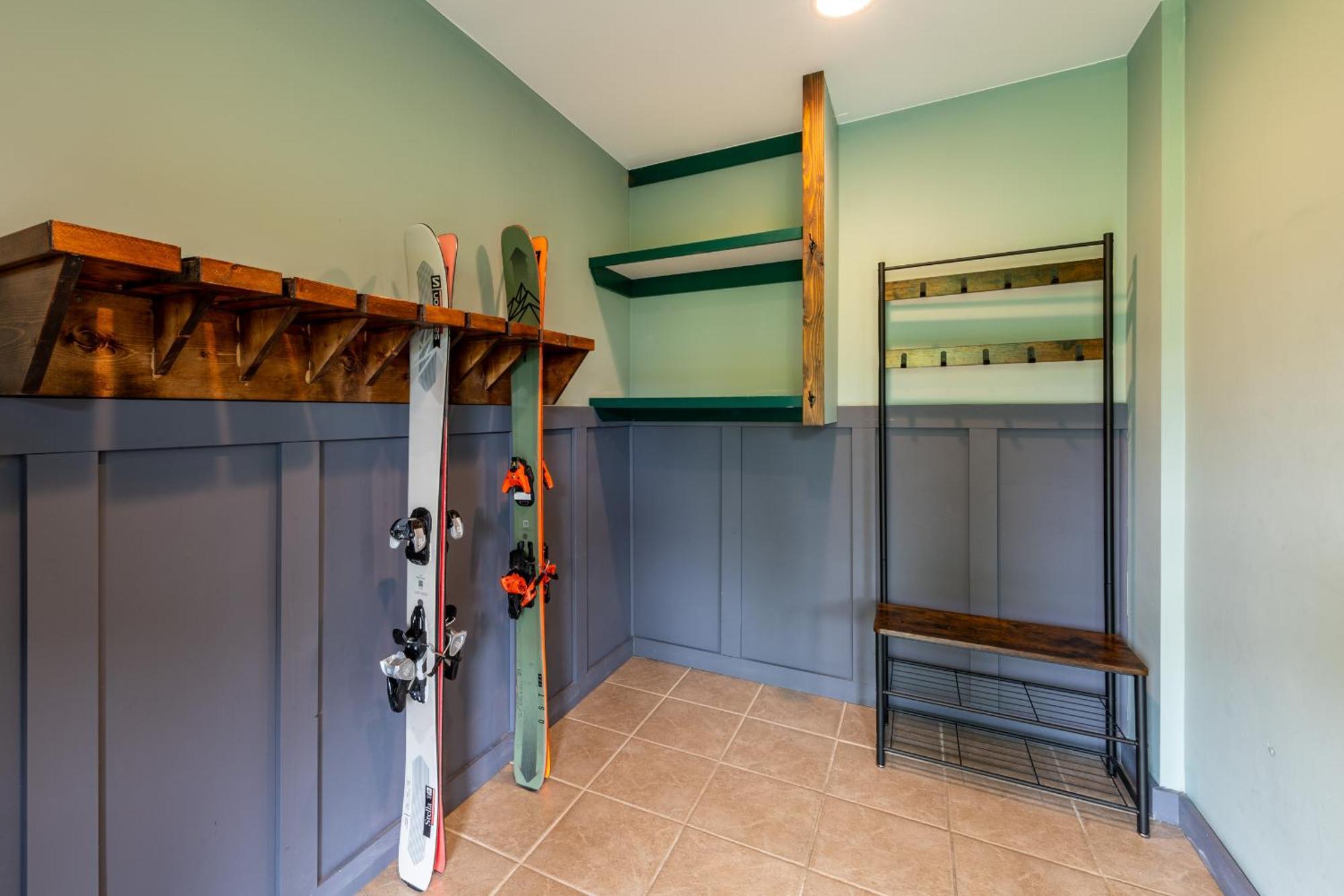 2Mins To Town, Ac & Sauna, Self Check-In, Full Kitchen, Free Laundry & Parking, Family Pet Friendly, Comfortably Sleeps Up To 10 Golden Exterior photo