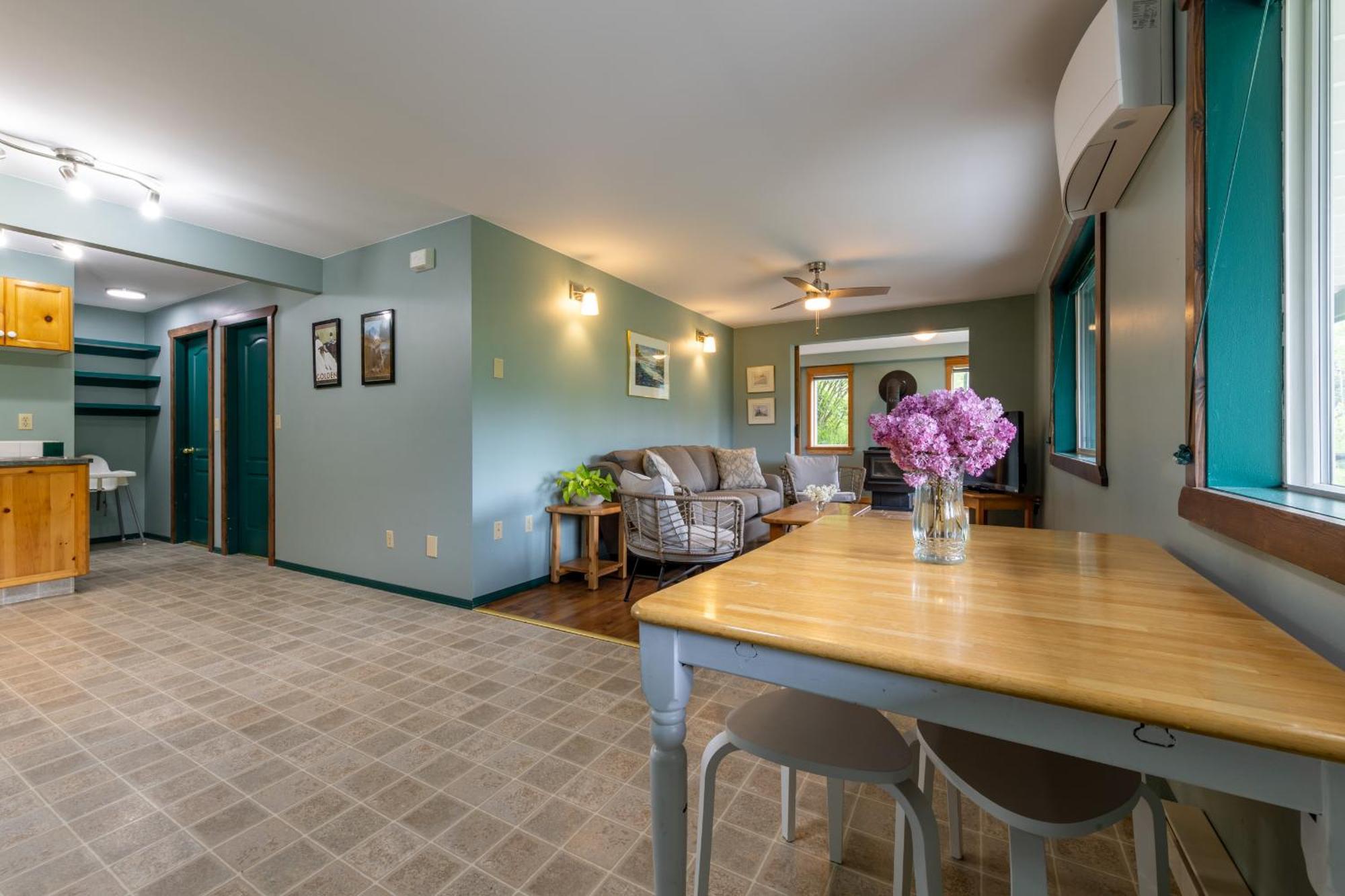 2Mins To Town, Ac & Sauna, Self Check-In, Full Kitchen, Free Laundry & Parking, Family Pet Friendly, Comfortably Sleeps Up To 10 Golden Exterior photo