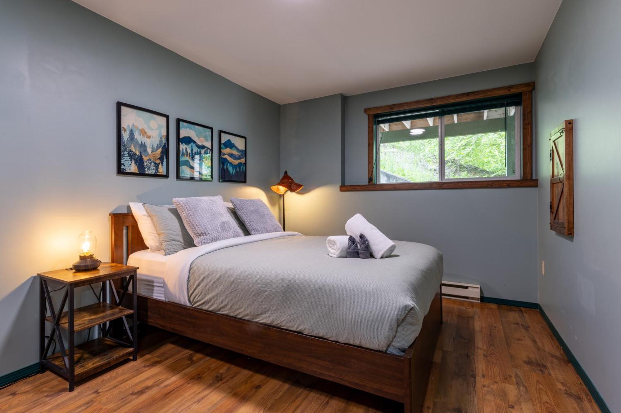 2Mins To Town, Ac & Sauna, Self Check-In, Full Kitchen, Free Laundry & Parking, Family Pet Friendly, Comfortably Sleeps Up To 10 Golden Exterior photo