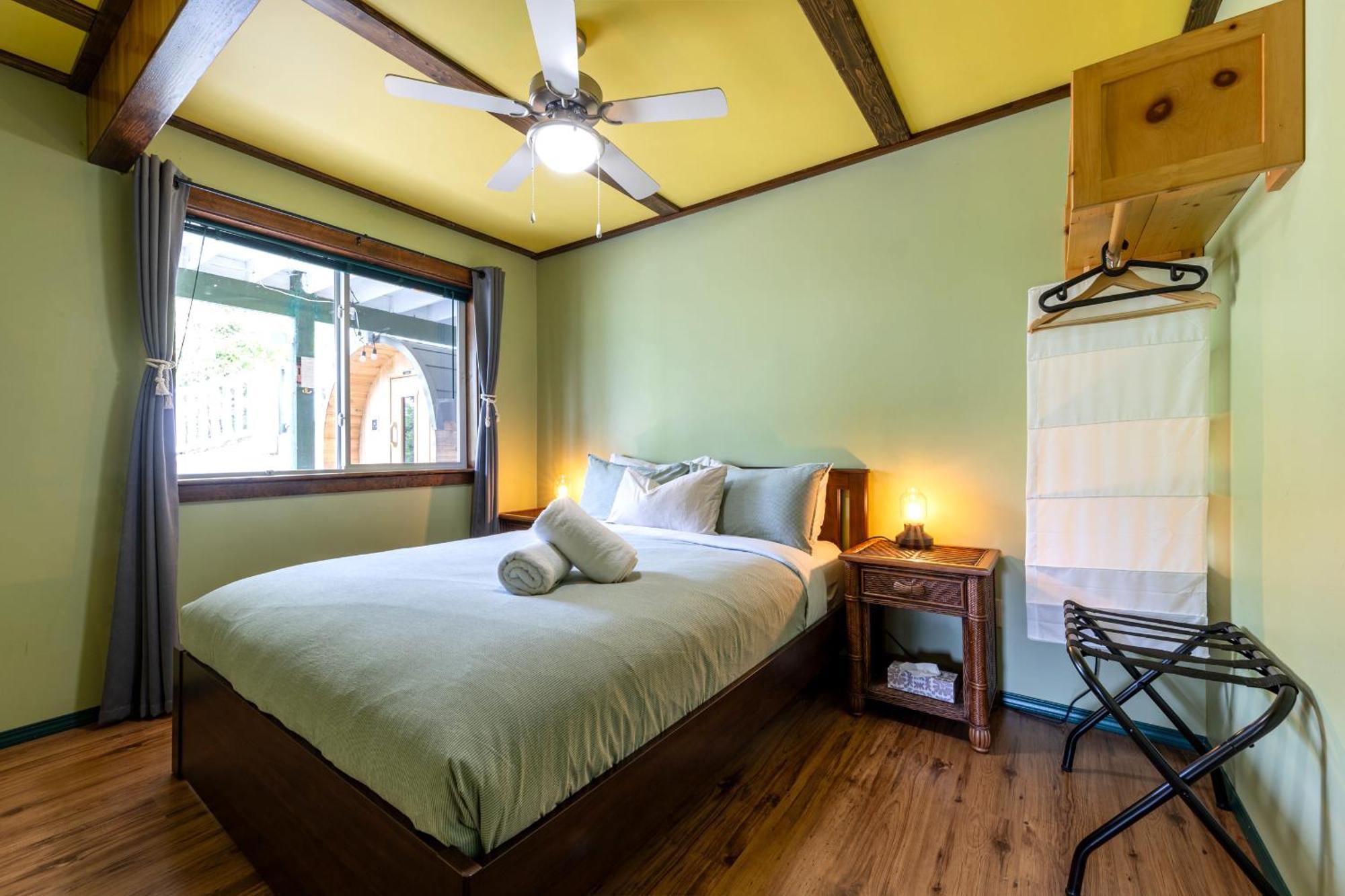 2Mins To Town, Ac & Sauna, Self Check-In, Full Kitchen, Free Laundry & Parking, Family Pet Friendly, Comfortably Sleeps Up To 10 Golden Exterior photo